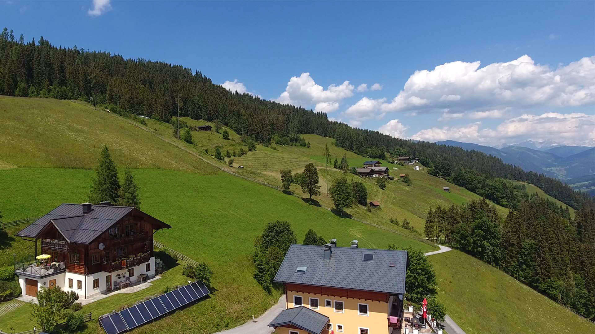 Blick über den Bauernhof Rostatt im Salzburger Land Ferienwohnungen
