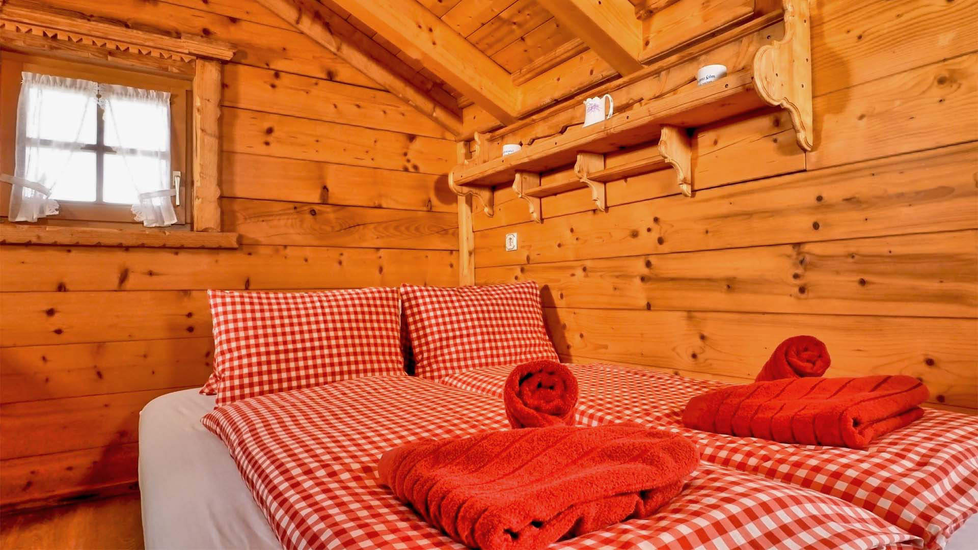 Schlafbereich Wohnzimmer Ferienwohnung Bauernhof Rostatt Salzburger Land