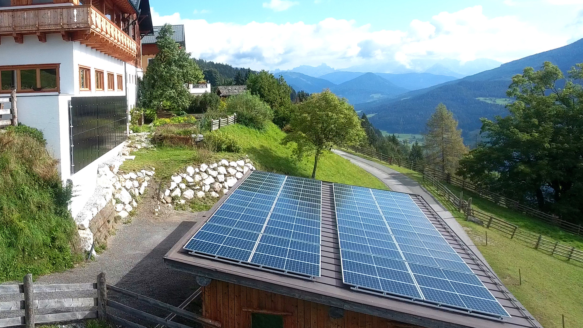 Stromversorgung durch Sonnenenergie am Biobauernhof Rostatt